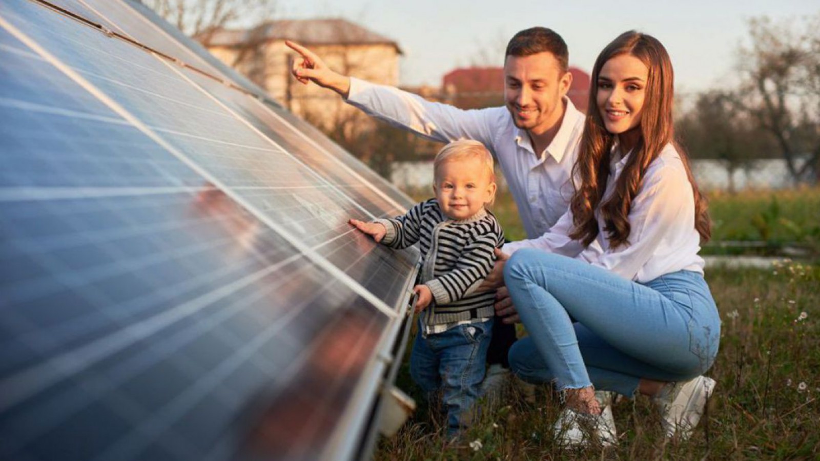 Familie bei Photovoltaikanlage