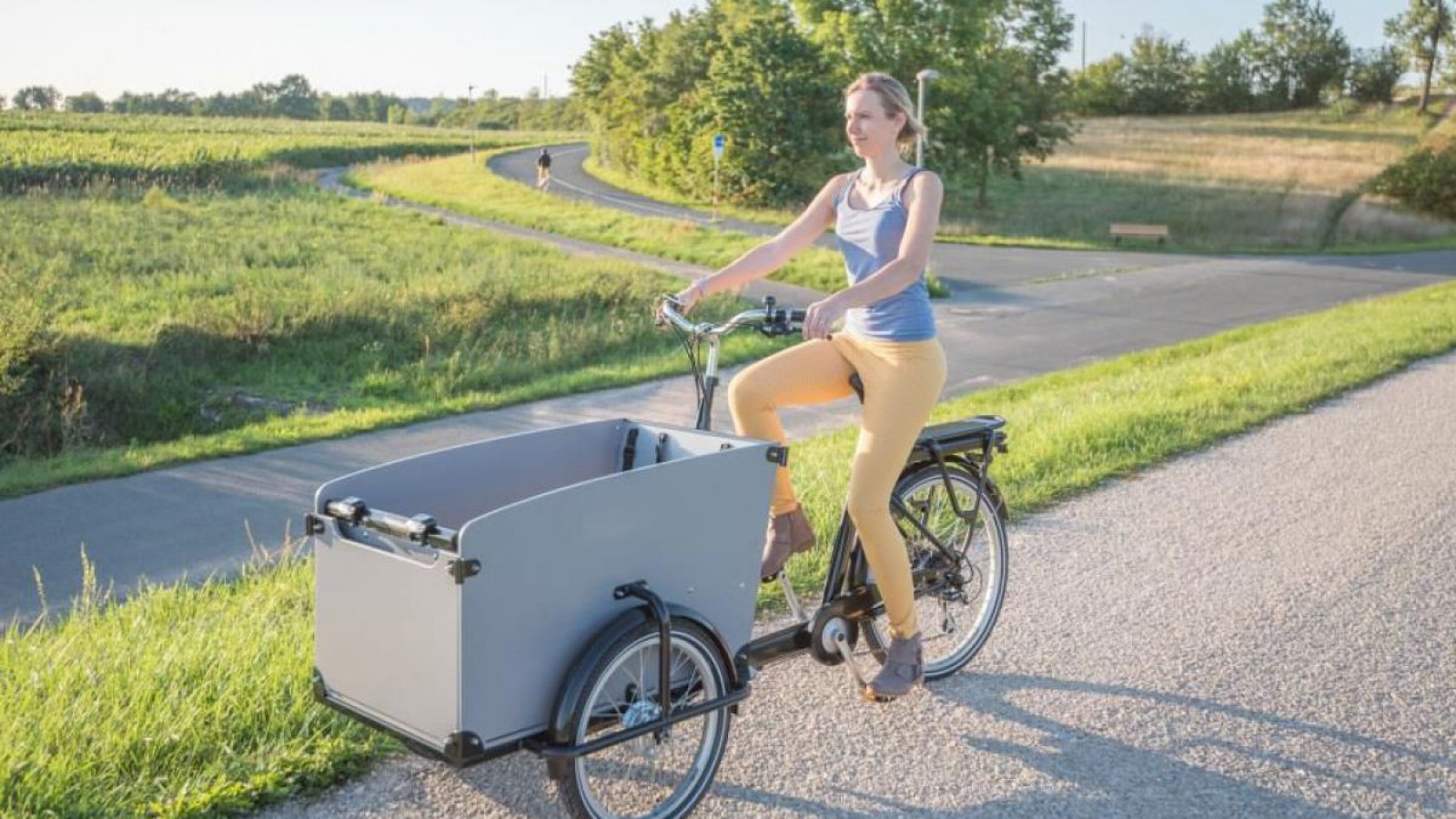 Frau fährt mit Lastenrad