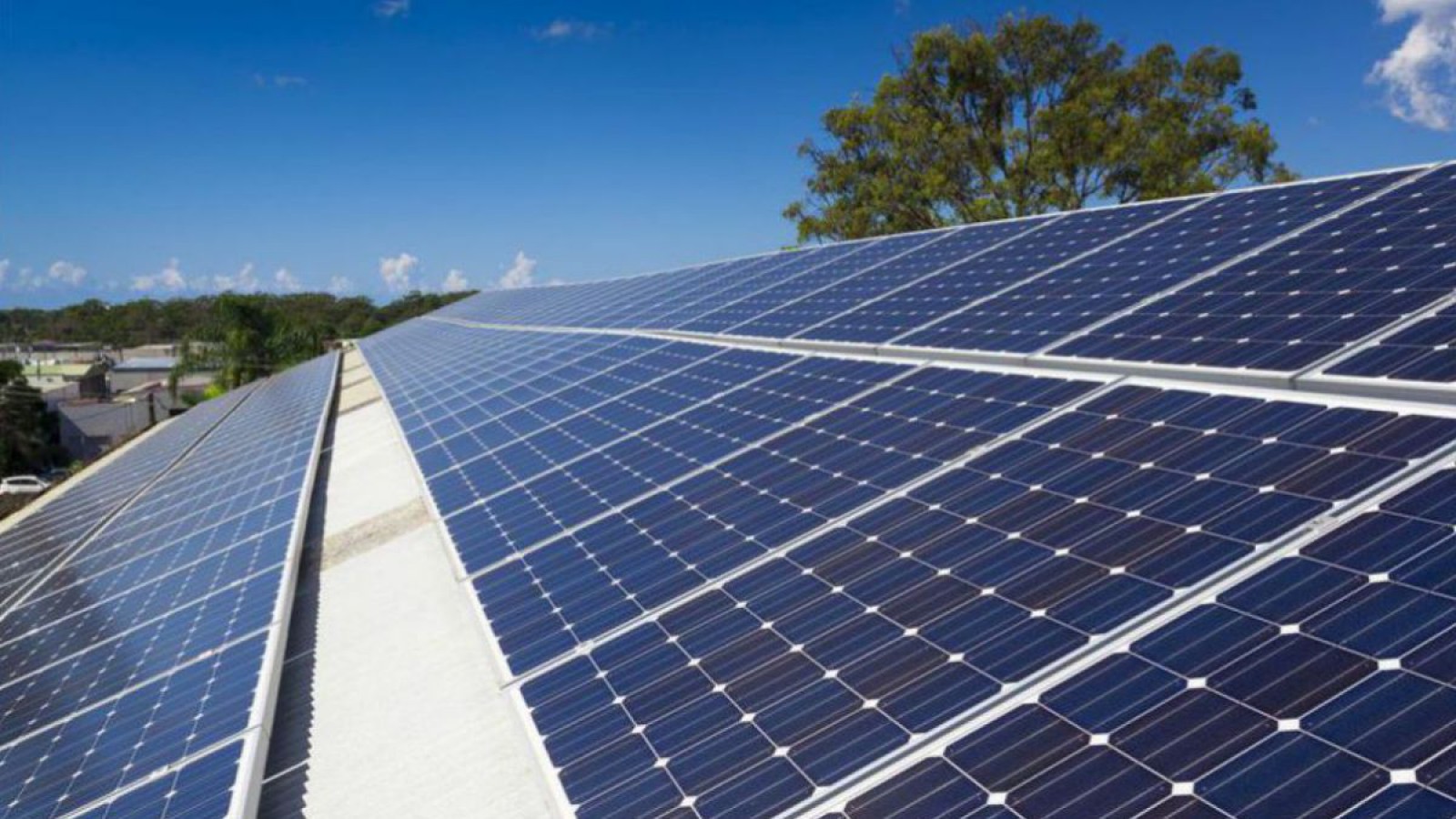 Photovoltaikmodule auf einem Dach bei Sonnenschein