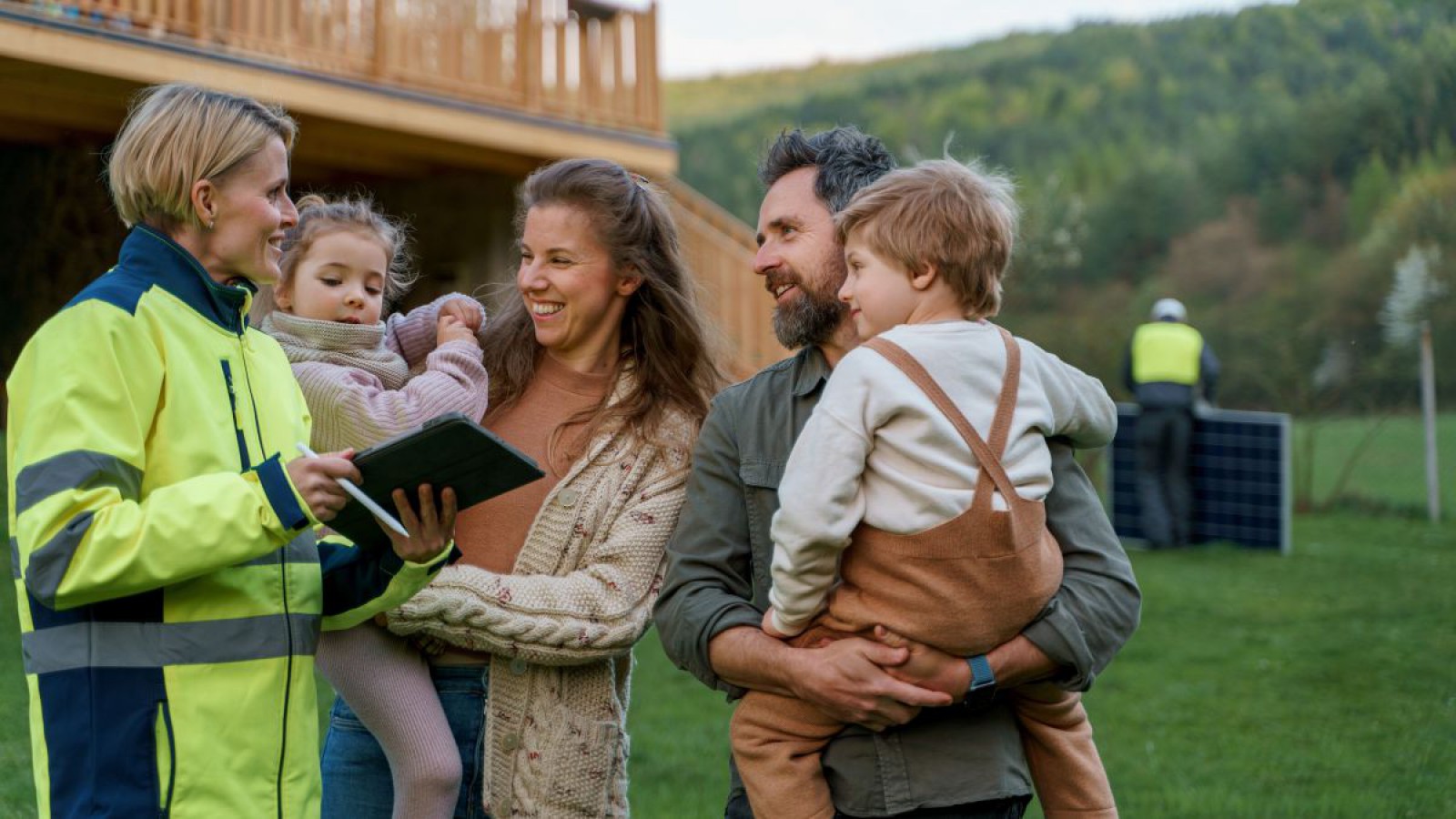 Familie freut sich über ihre neue Photovoltaikanlage