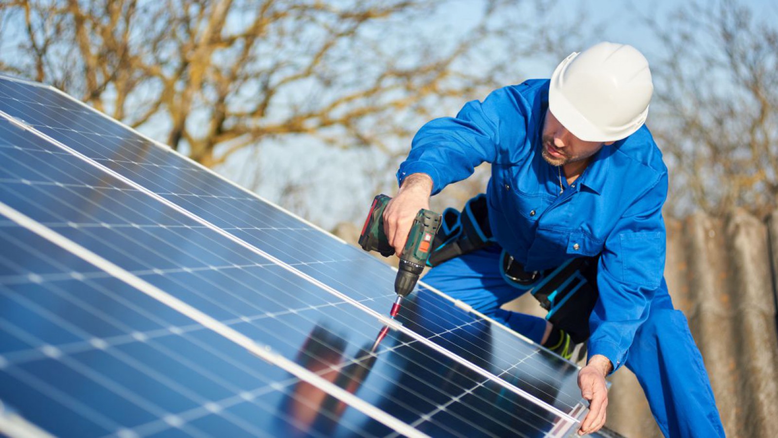 Techniker montiert eine Photovoltaikanlage