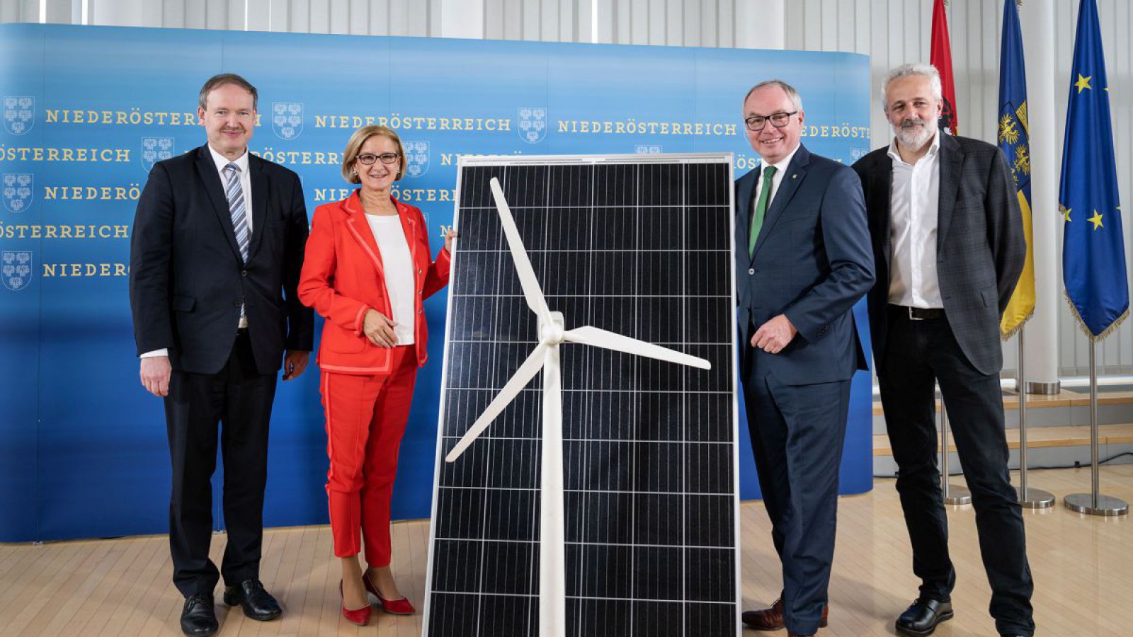 Christian Helmenstein, Johanna Mikl-Leitner, Stephan Pernkopf und Franz Angerer bei der Pressekonferenz im NÖ Landhaus