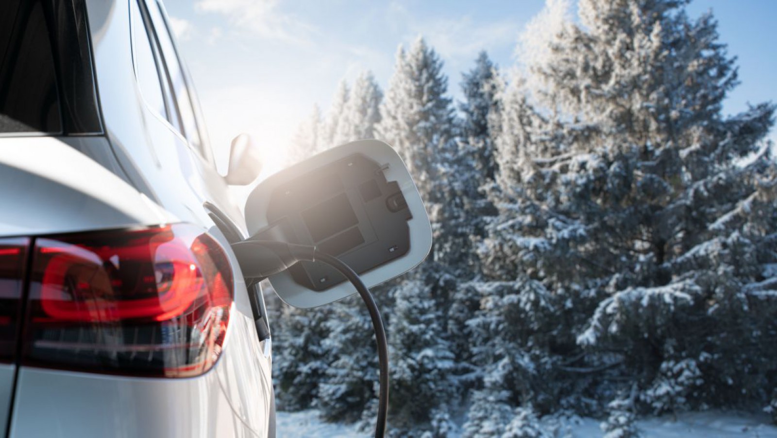 Elektroauto in winterlicher Landschaft