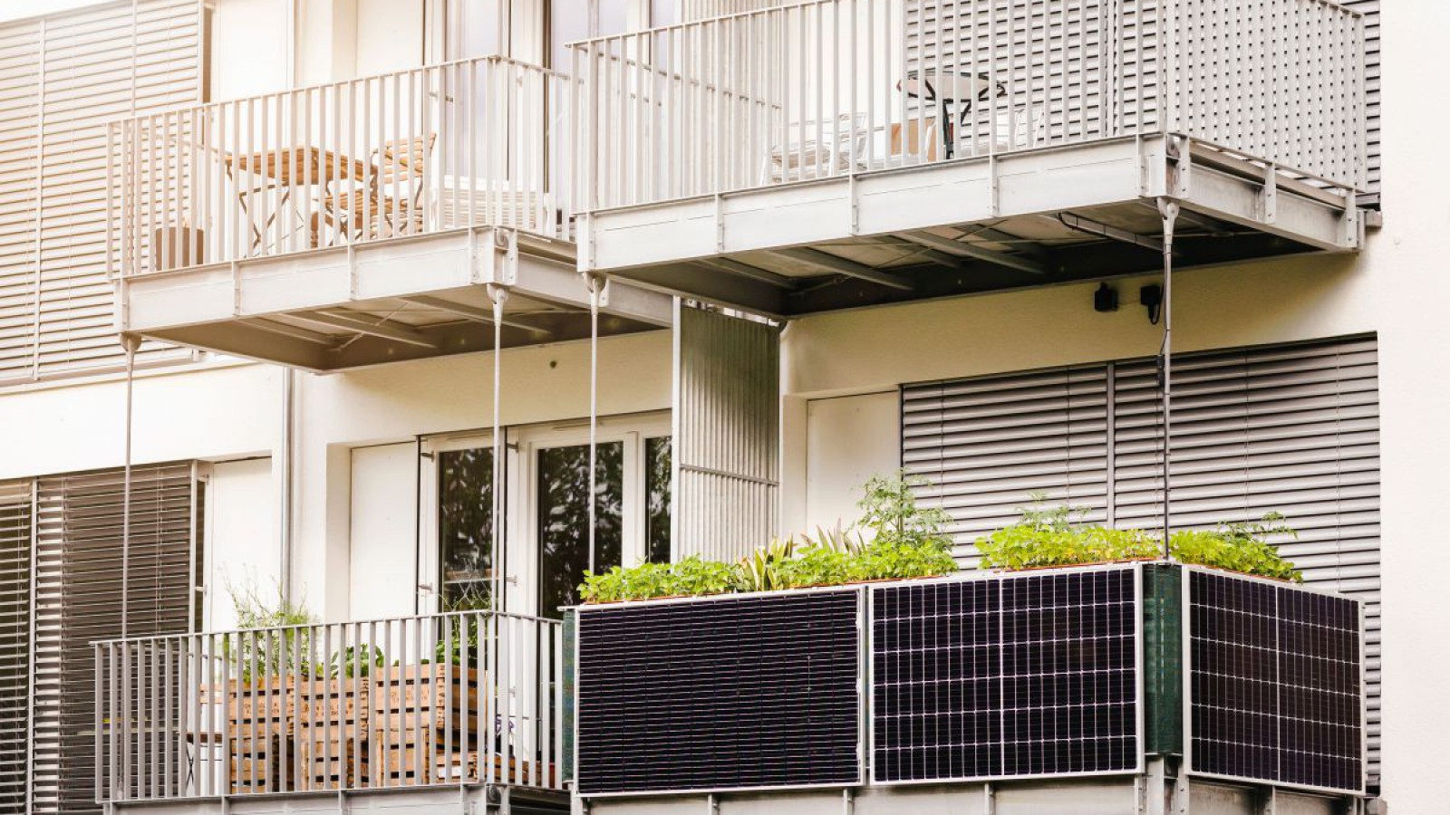 Balkon mit Photovolaikmodul auf der Außenseite