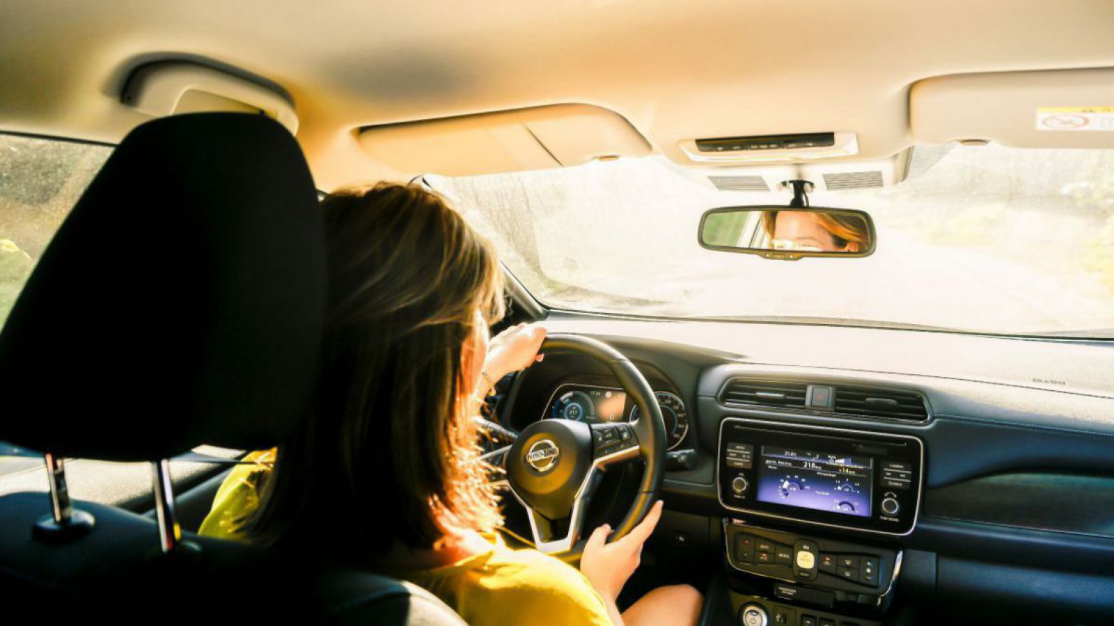 Frau fährt mit einem Elektroauto