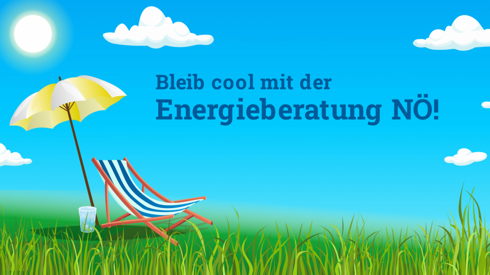 Sujet zur Kampagne: Liegestuhl und Sonnenschirm auf Wiese mit blauem Himmel im Hintergrund
