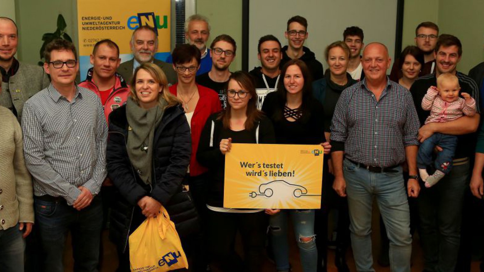 Gruppenbild: Feldversuch zur e-Mobilität in Obersiebenbrunn