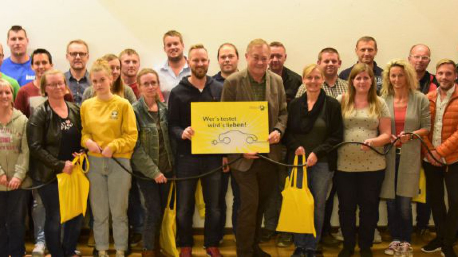Gruppenbild: Feldversuch zu e-Mobilität in Echsenbach