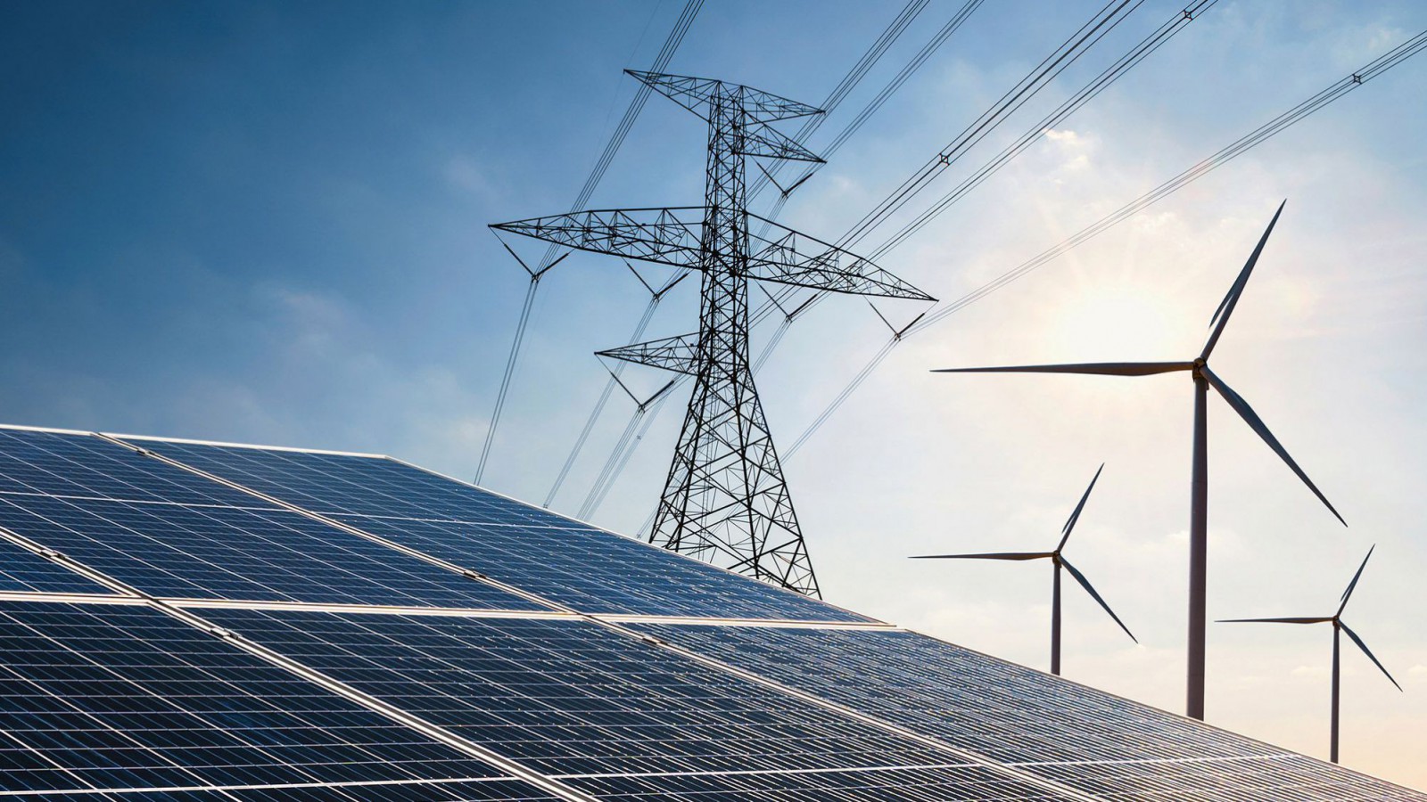 Photovoltaikanlage, Strommasten und Windr&auml;der