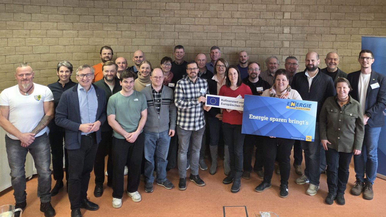 Gruppenfoto der 22 Teilnehmerinnen und Teilnehmer die an der Weiterbildung zur Energiebuchhaltung teilgenommen haben.  