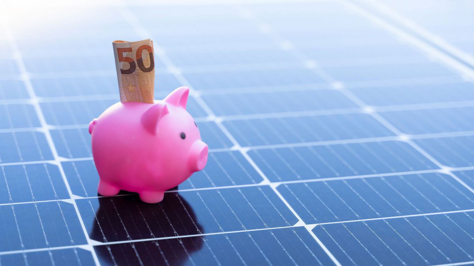 Sparschwein auf einem Photovoltaik-Modul