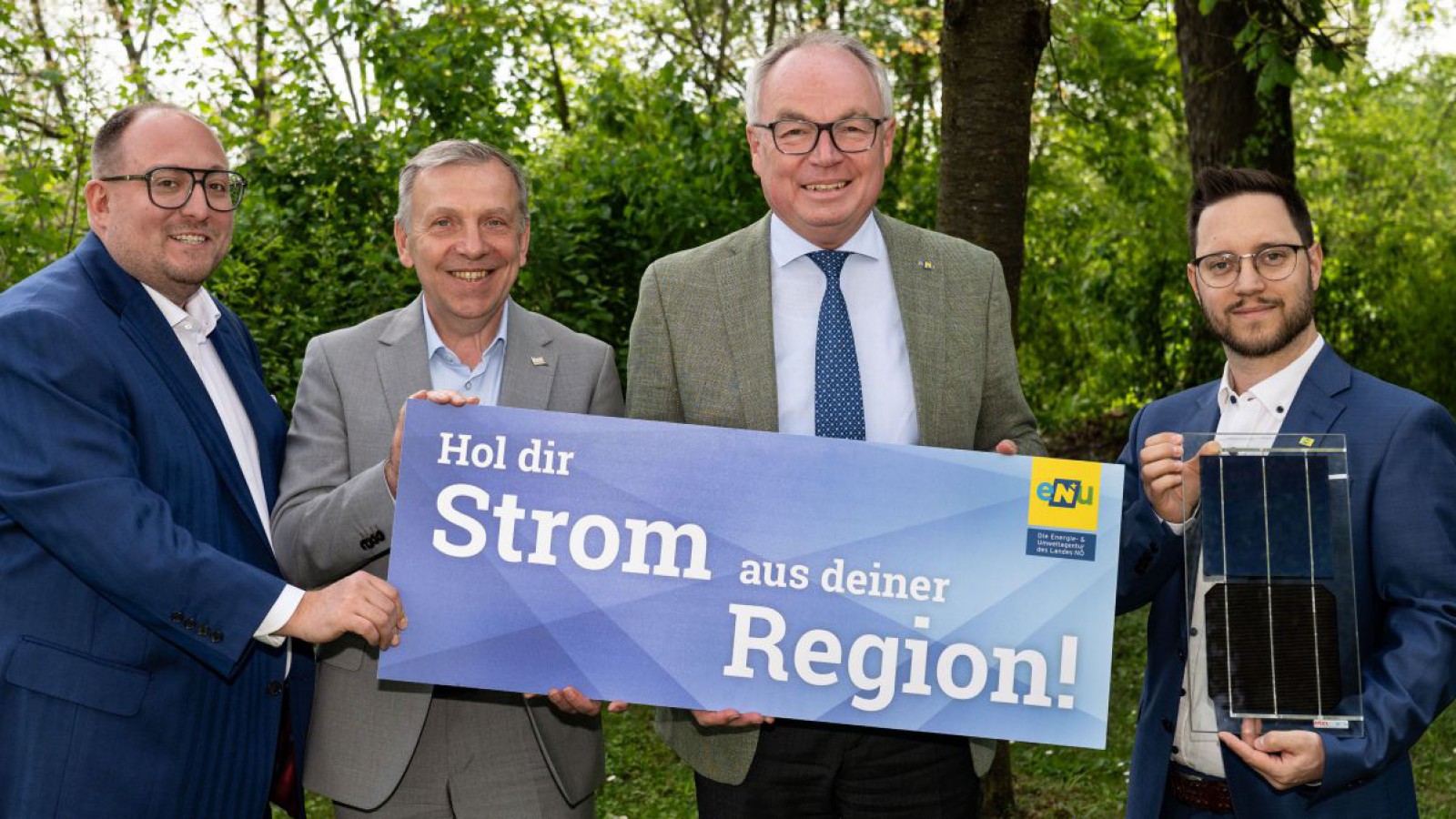 Gruppenfoto anl&auml;sslich 100.000. Mitglied einer Energiegemeinschaft in Nieder&ouml;sterreich