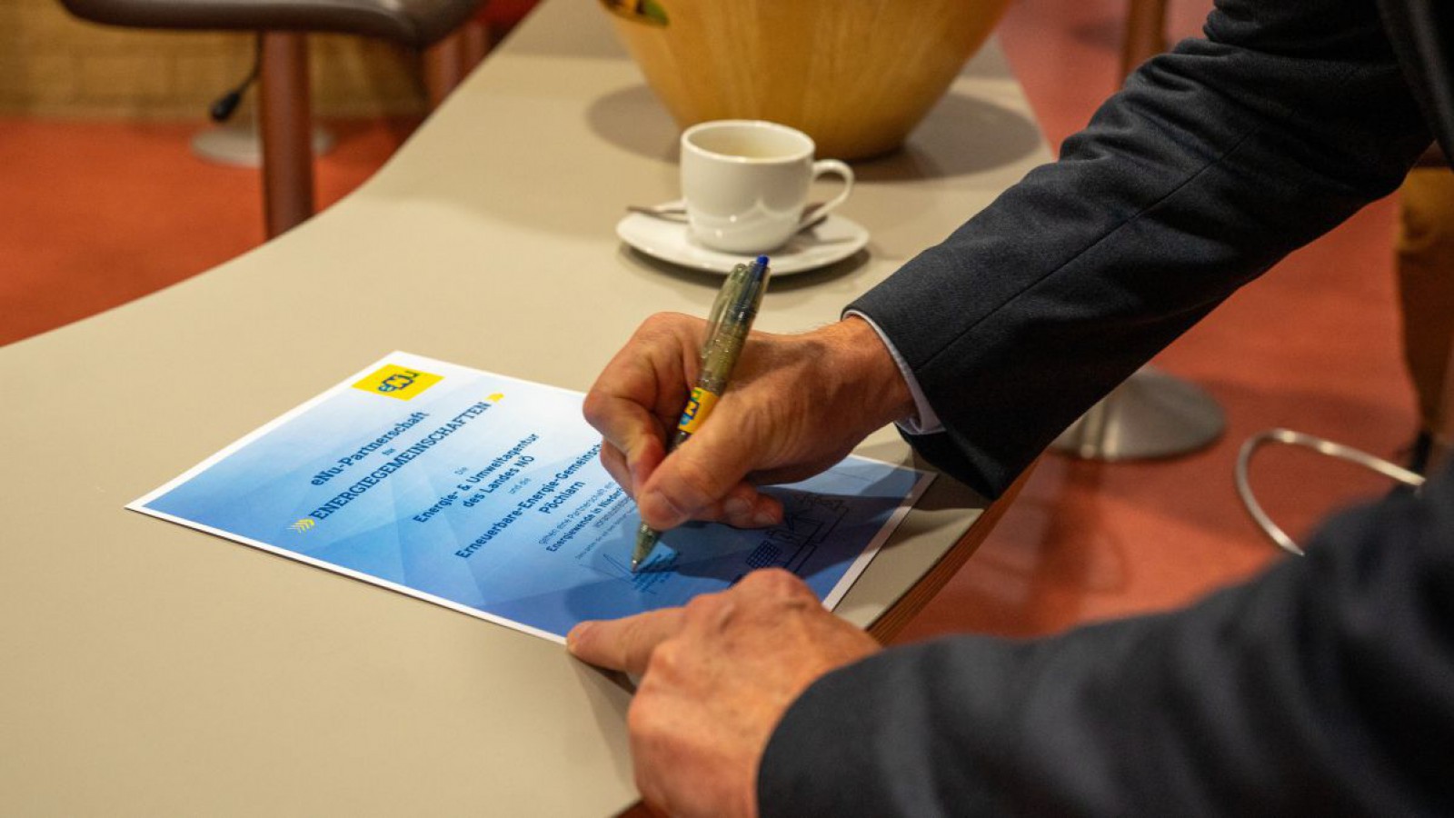 Unterzeichnung einer eNu Partnerschaftsurkunde
