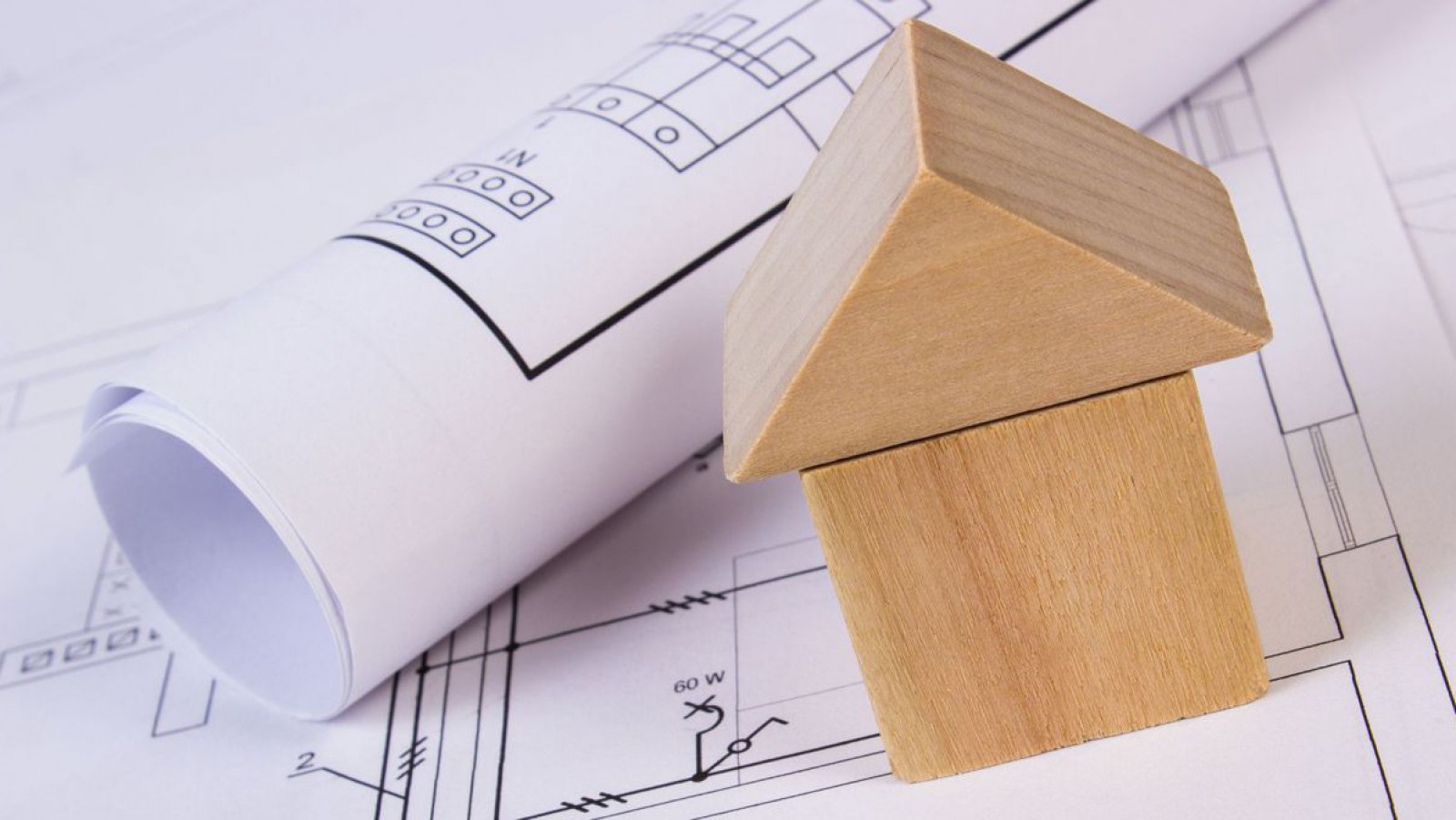 Baupl&auml;ne mit Modellhaus aus Holz