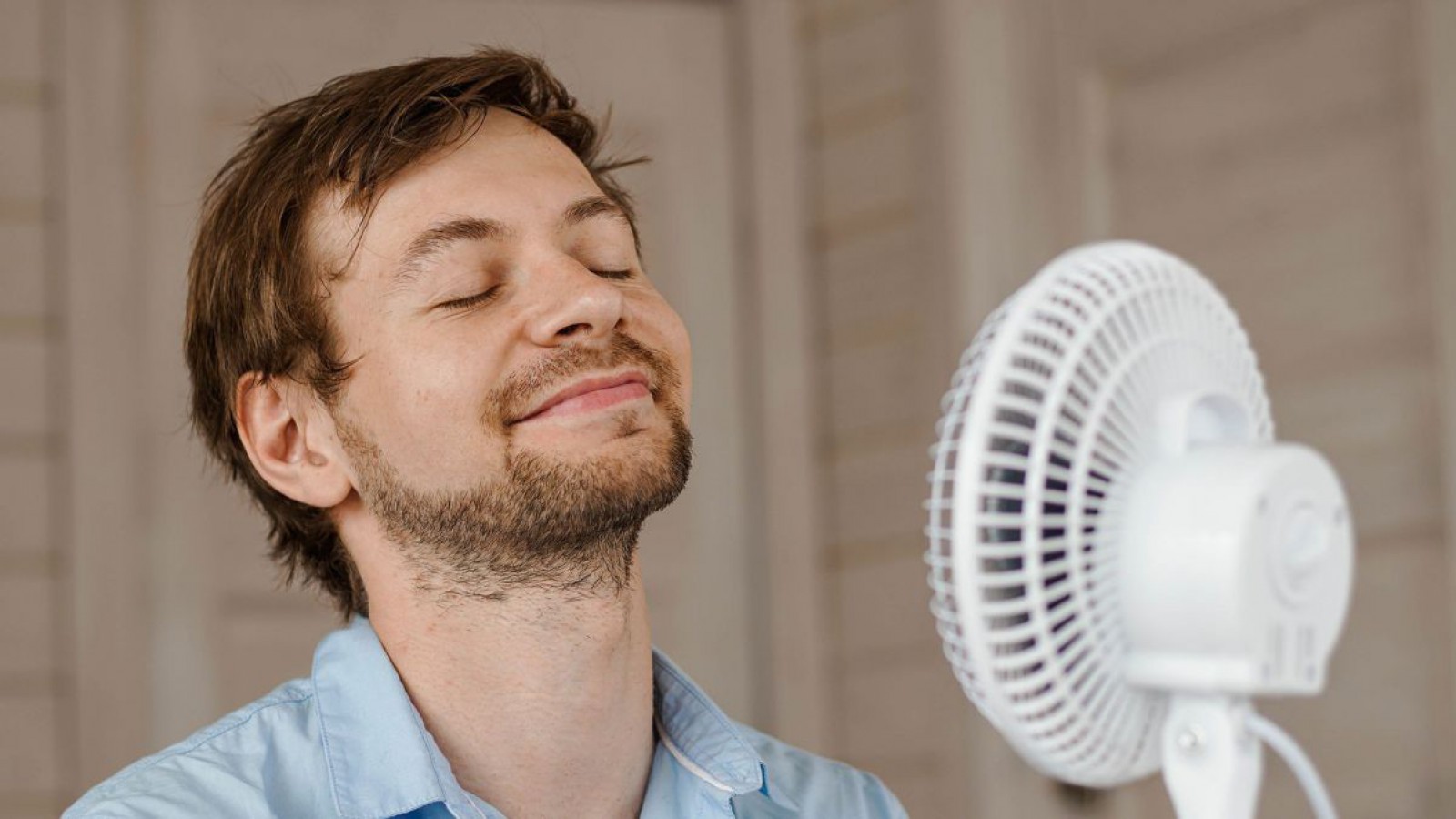 Mann vor Ventilator