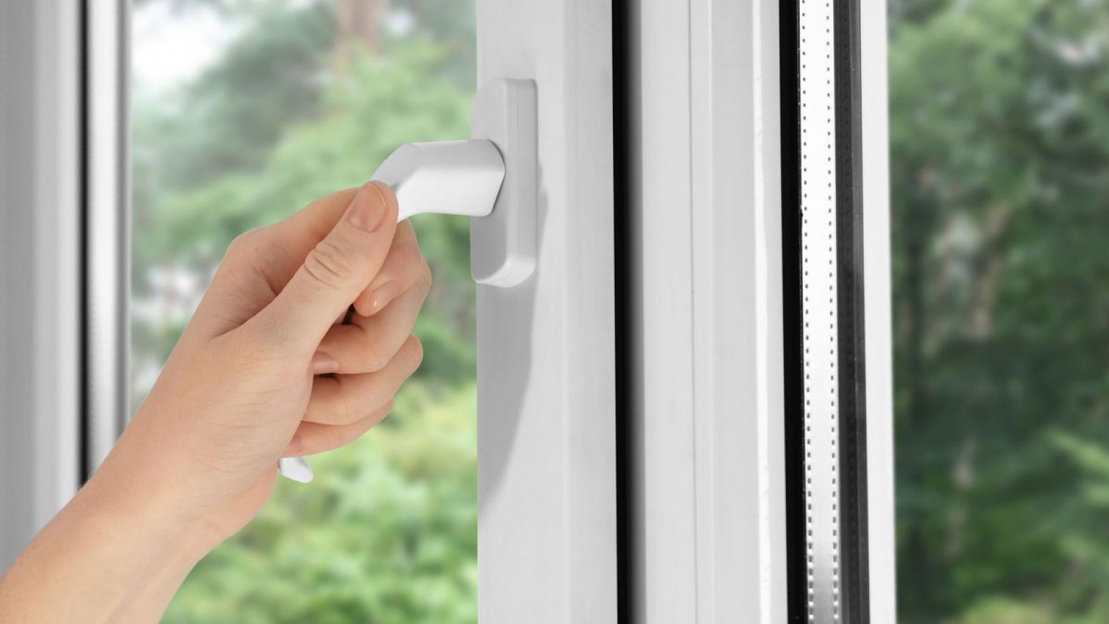 Hand beim &Ouml;ffnen des Fensters