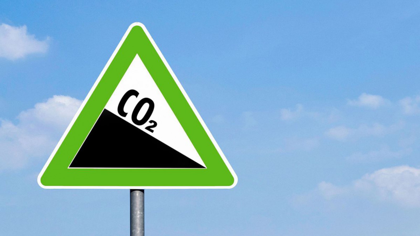 Schild mit sinkenden CO2 Emissionen