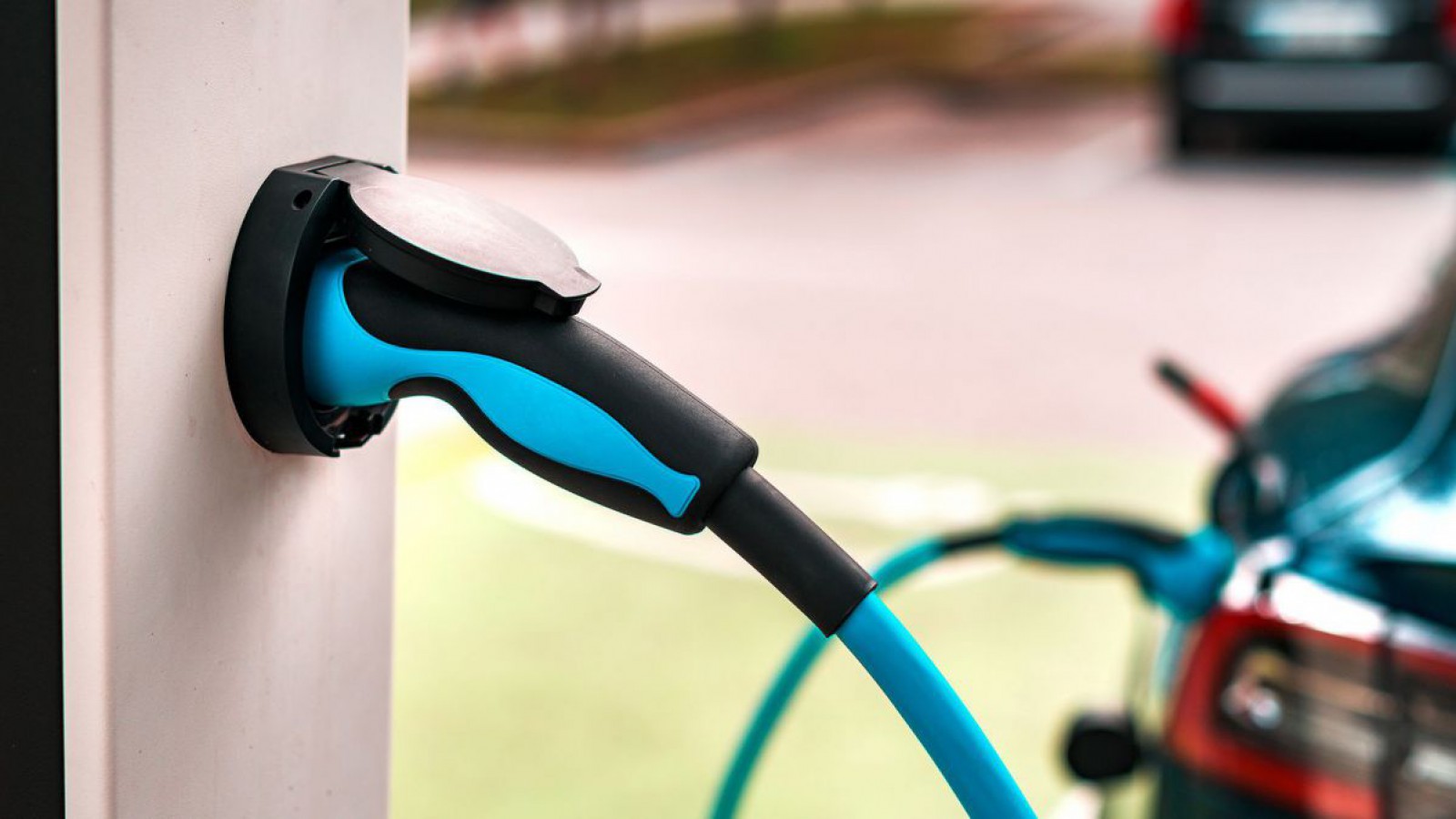 e-Auto an einer Lades&auml;ule