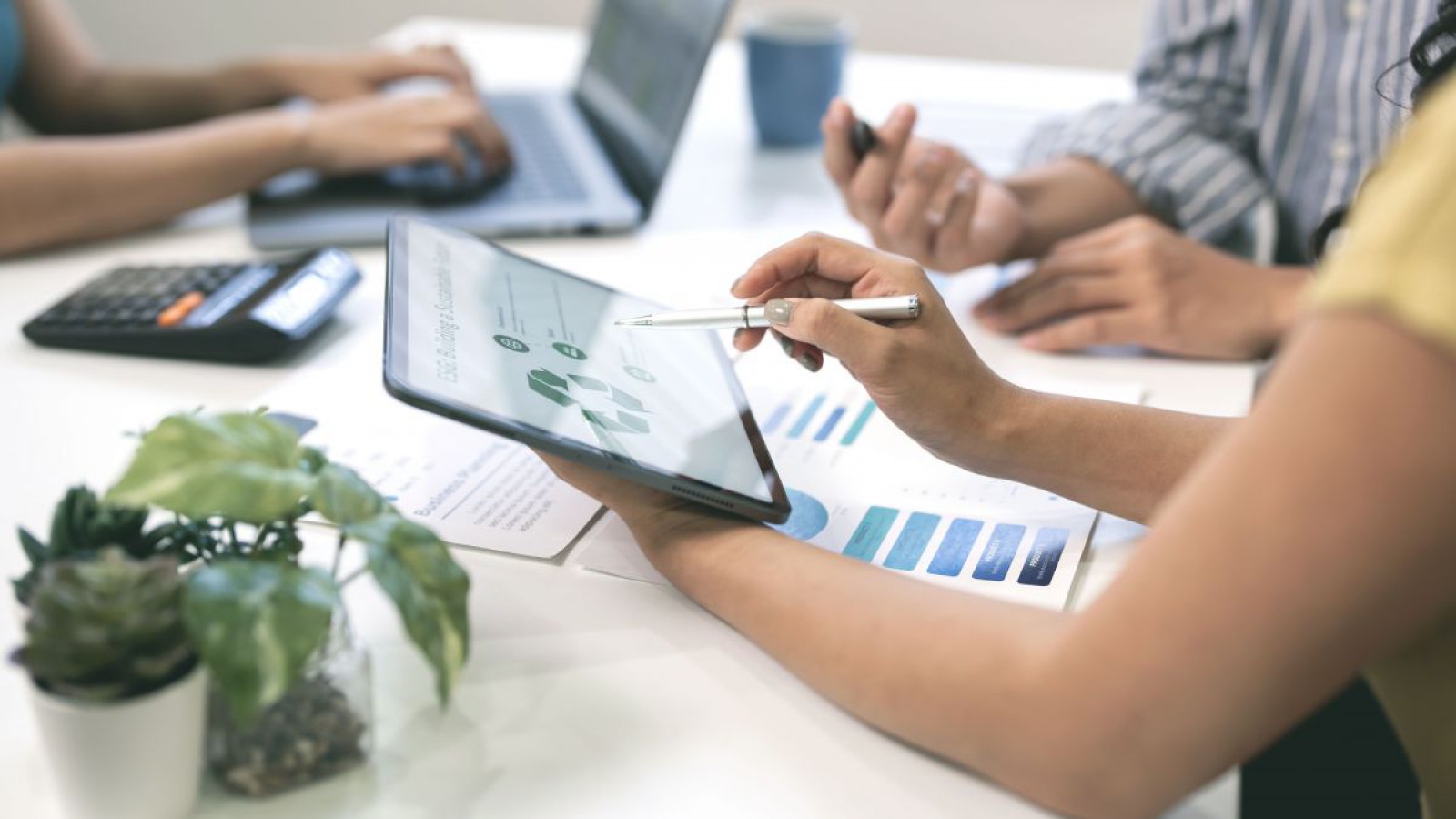 Daten werden auf einem Tablet analysiert.