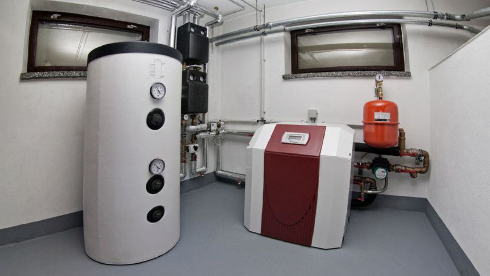 Wärmepumpe im Keller mit 300 Liter Warmwasserspeicher, Pumpengruppe und Sicherheitseinrichtungen.