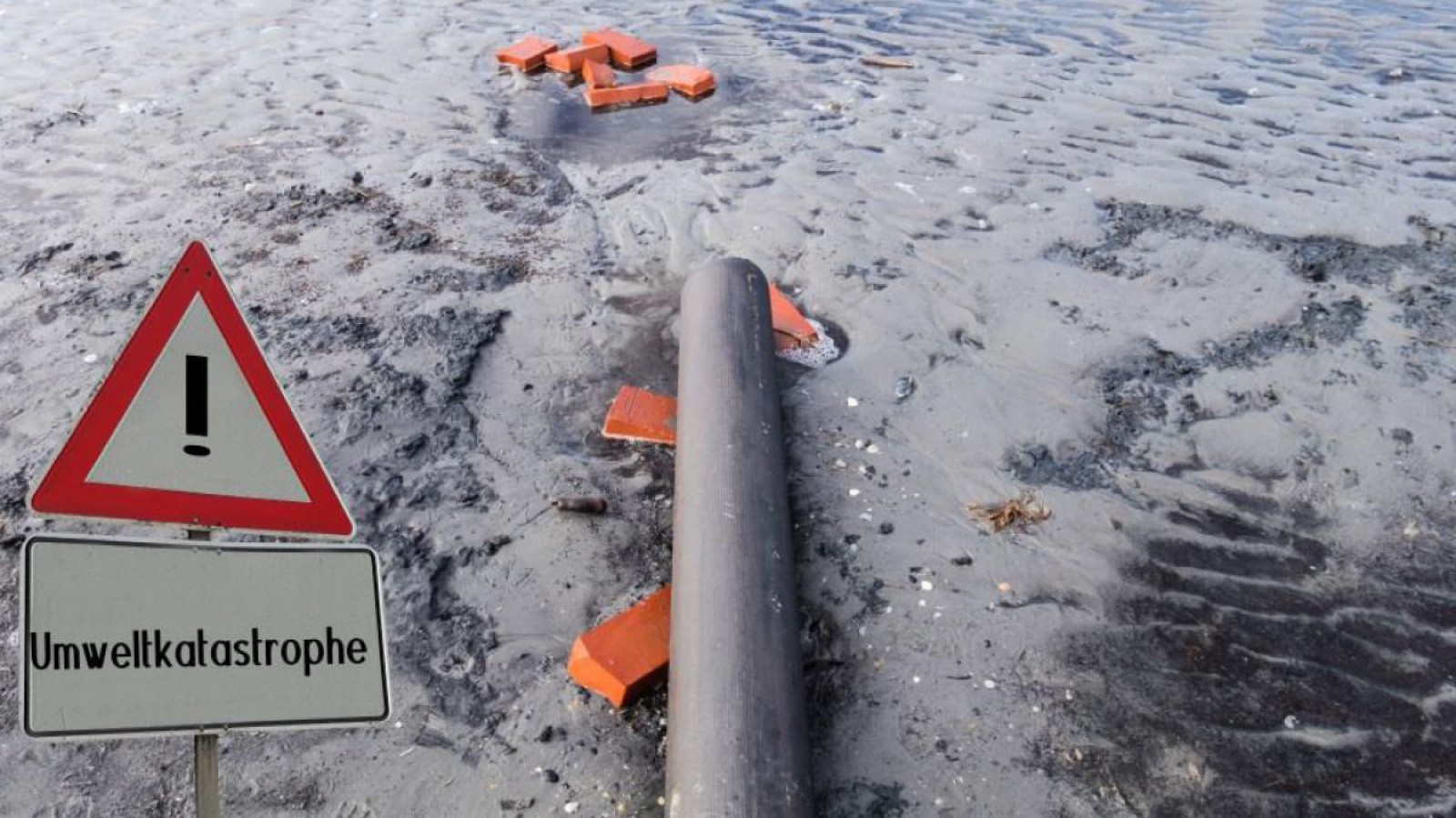 Umweltkatastrophe mit Achtung Schild