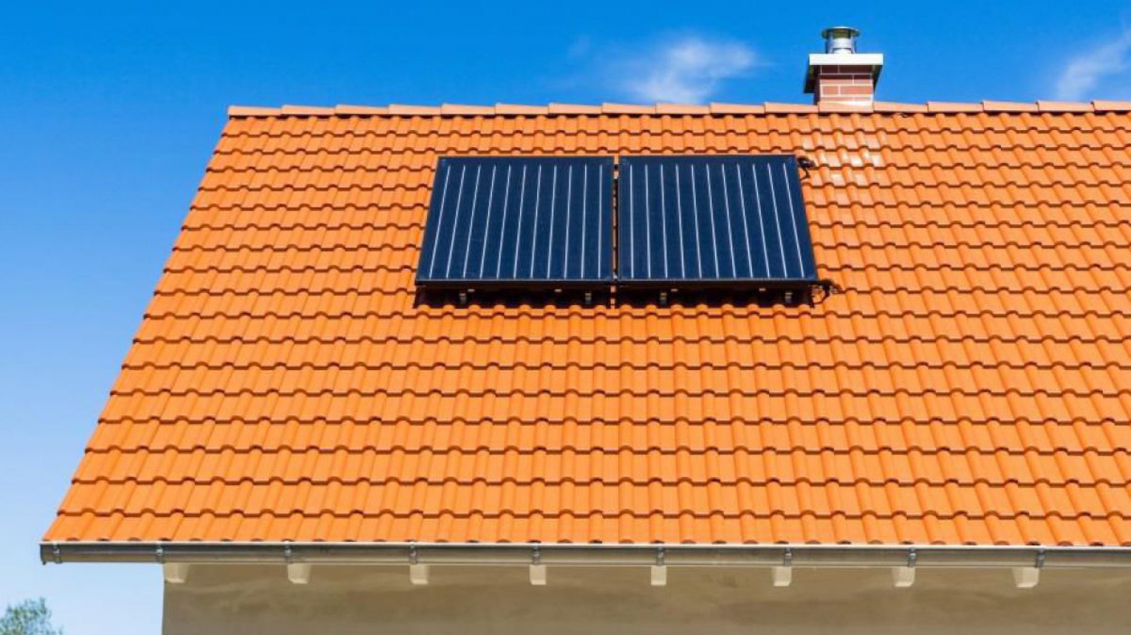 2 Vakuum-Solarpaneele am Dach für die solare Warmwasserbereitung.