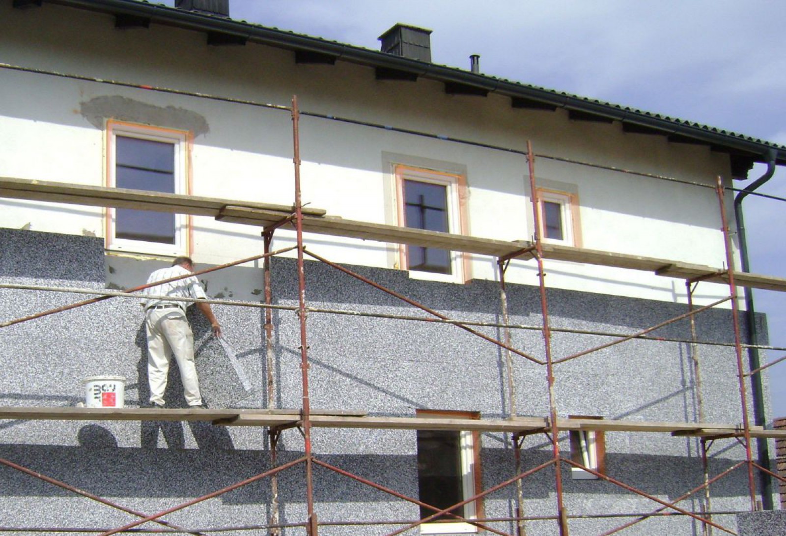 Facharbeiter bringt eine Fassadendämmung an