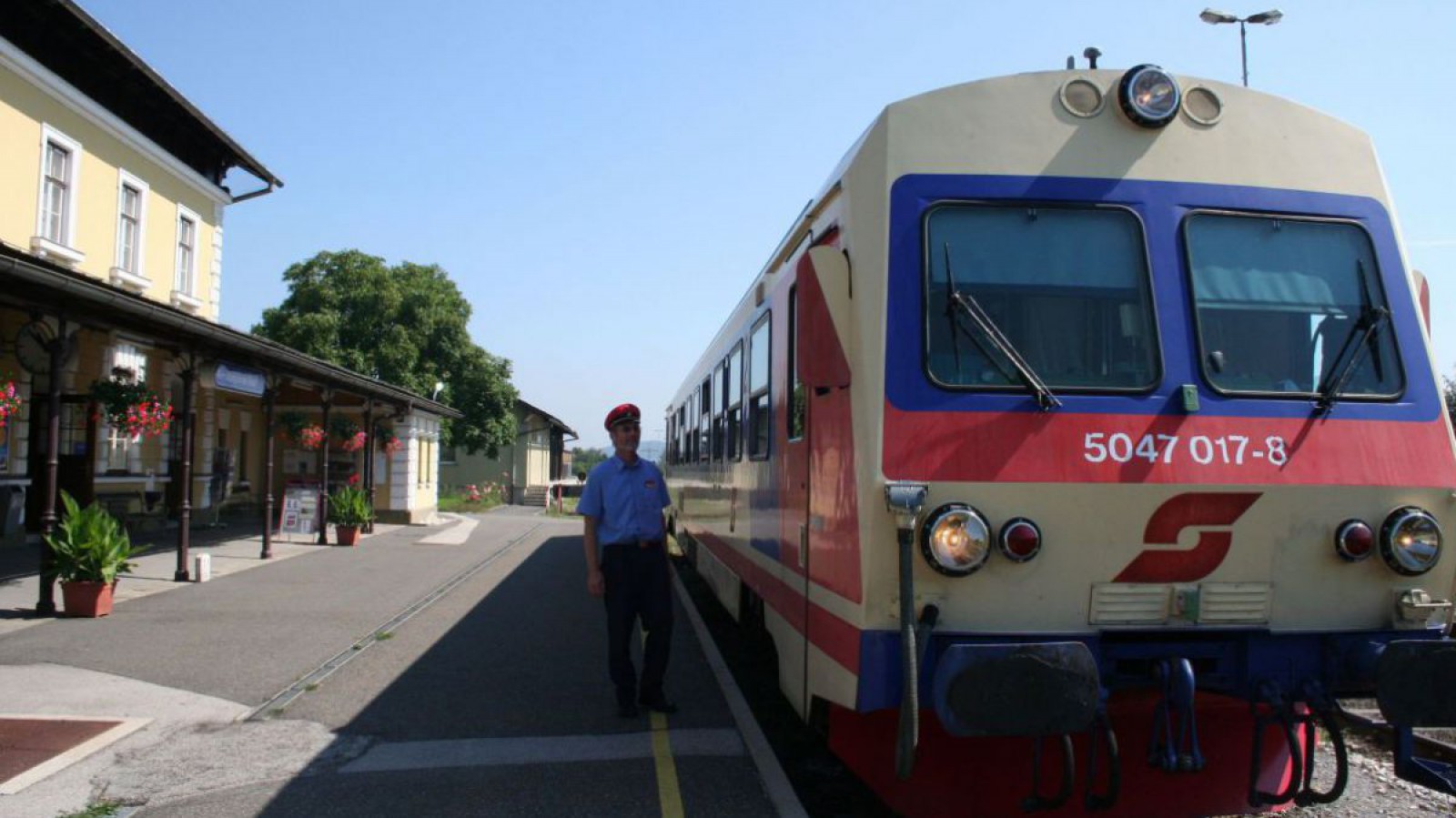 Regionalzug im Bahnhofsberei