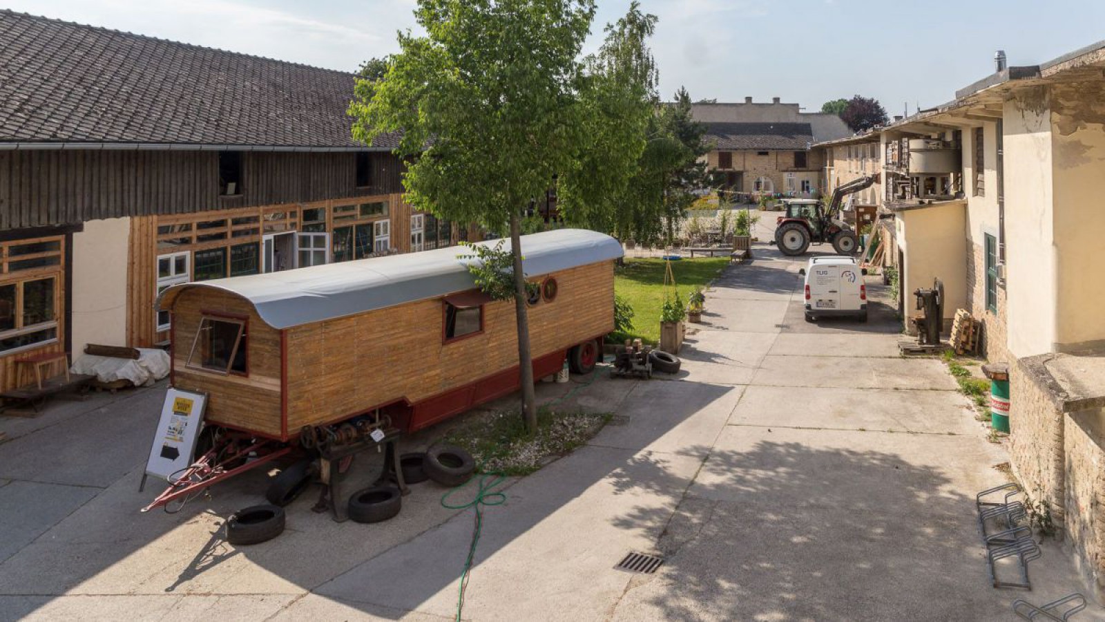 Dorfplatz in St. Andrä-Wördern, der als Zentrum für KünstlerInnen bzw. HanderwerkerInnen dient