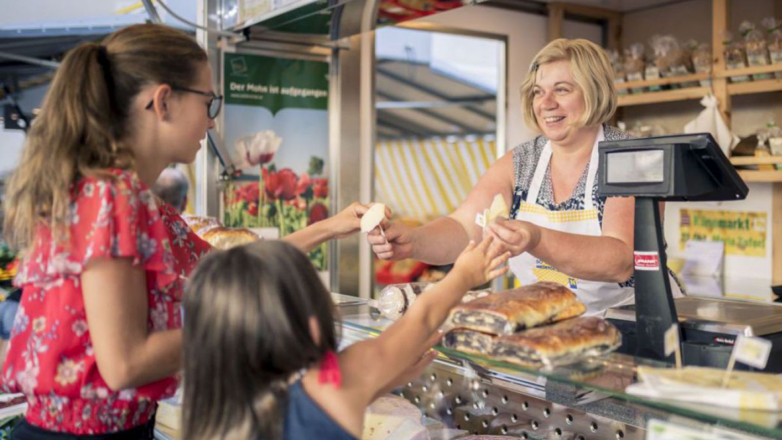 Kinder verkosten regionale Lebensmittel auf einem Bauernmarkt