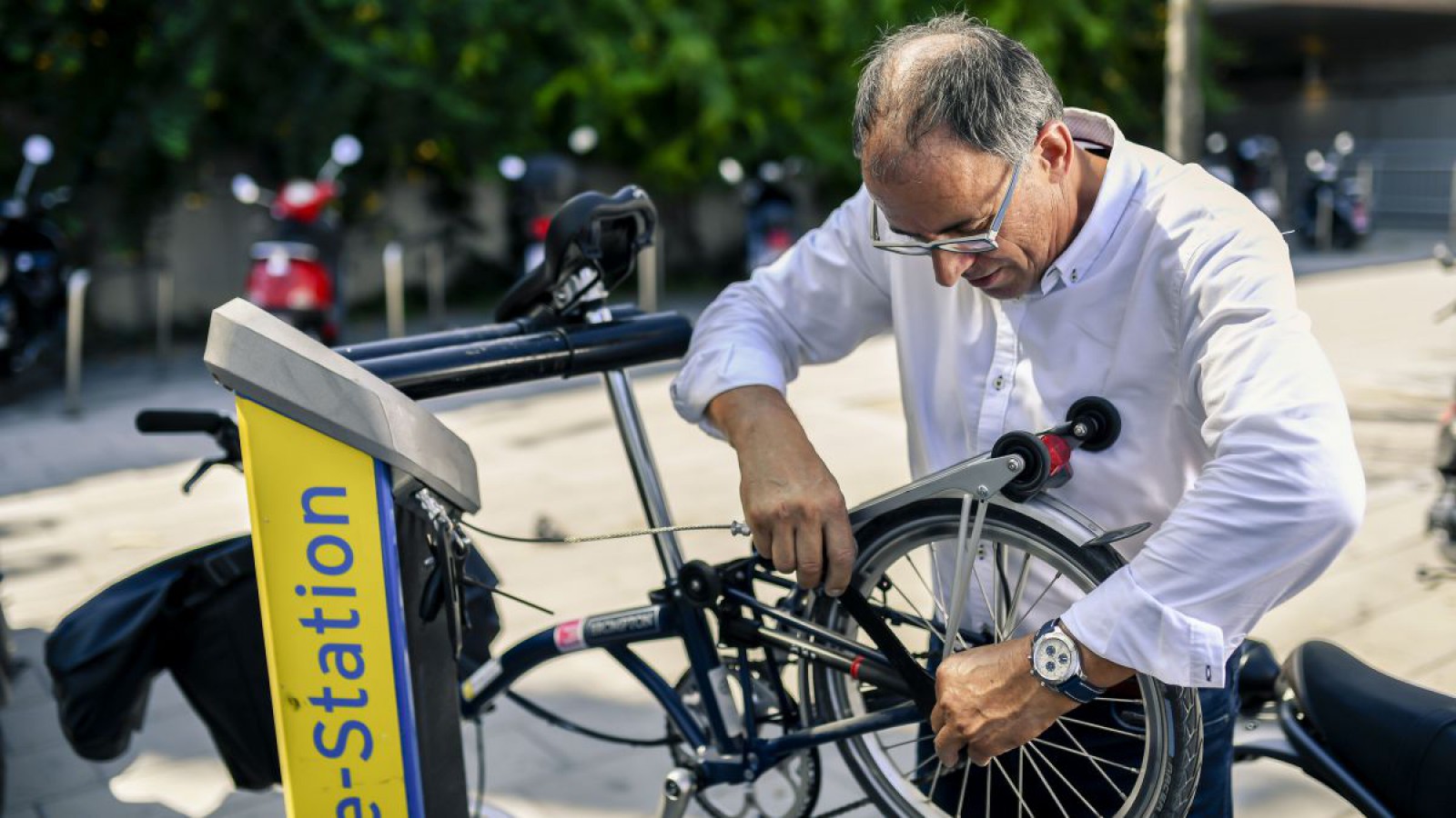 Ein Mann repariert bei einer Radservice-Station sein Fahrrad