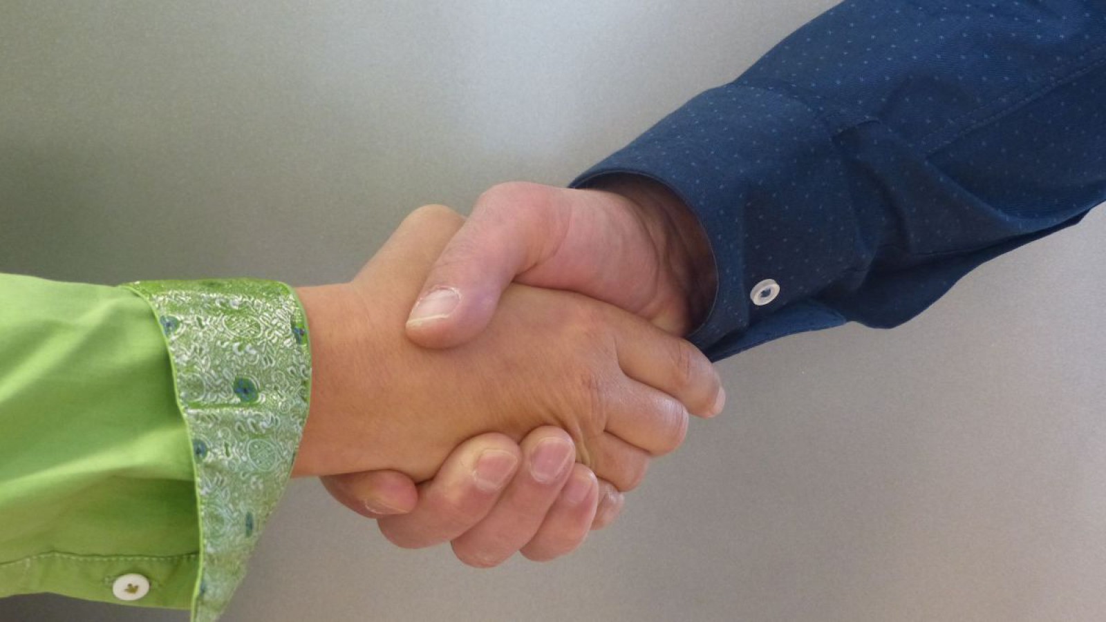 Eine Frau und ein Mann reichen sich die Hände