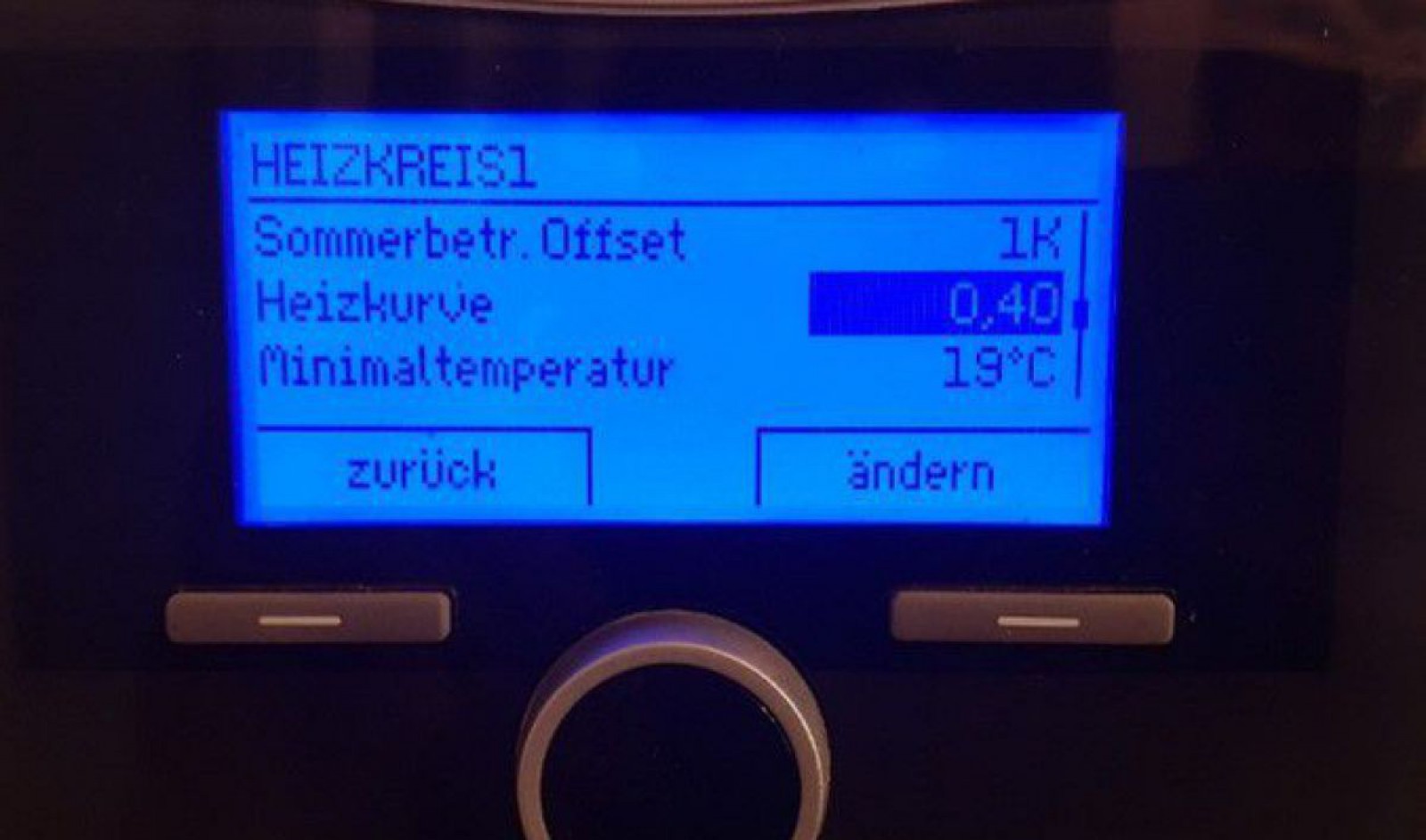 Foto eines digitalen Reglers, auf dem die Steilheit der Heizkurve angegeben ist.