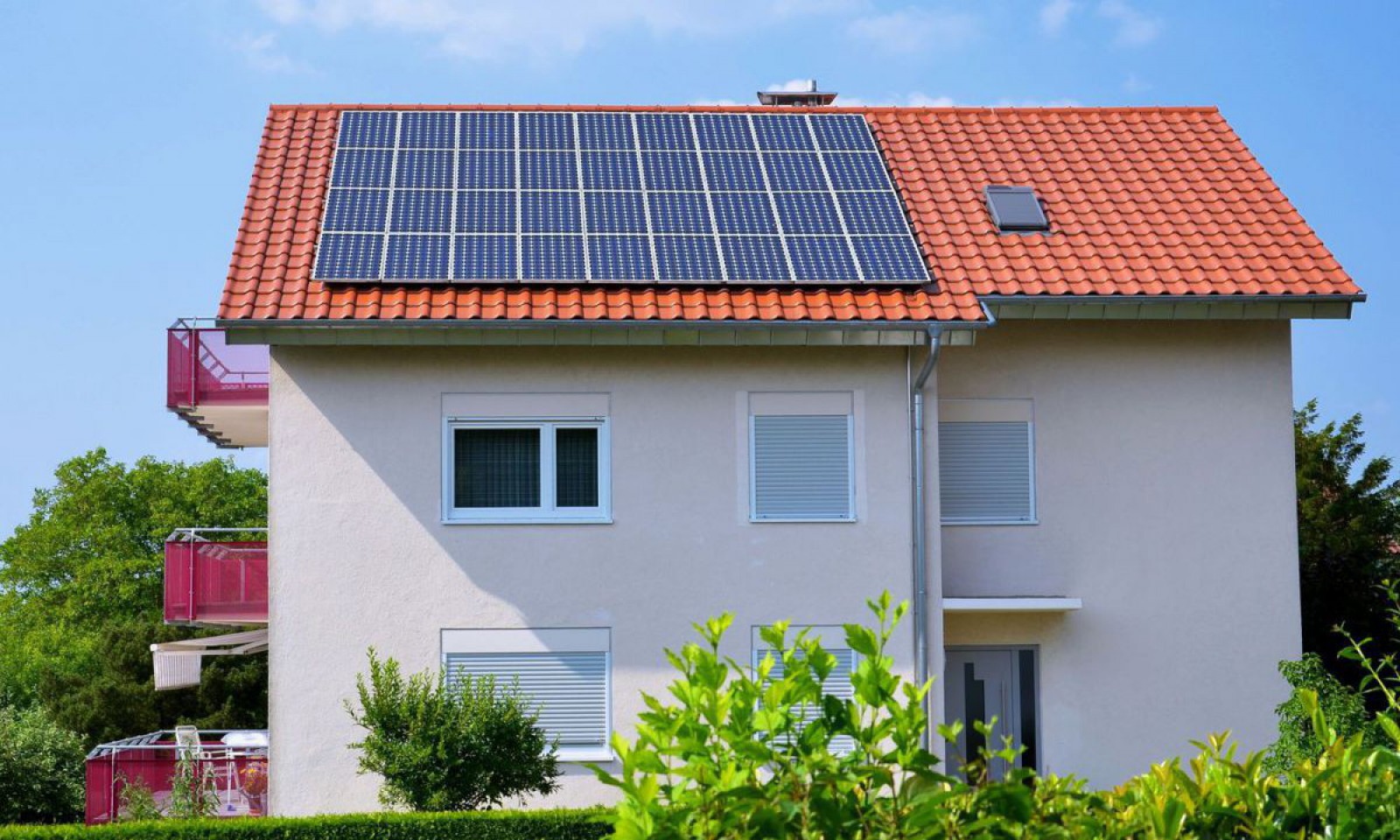 Foto von einem Wohnhaus mit großer PV-Anlage auf dem Dach