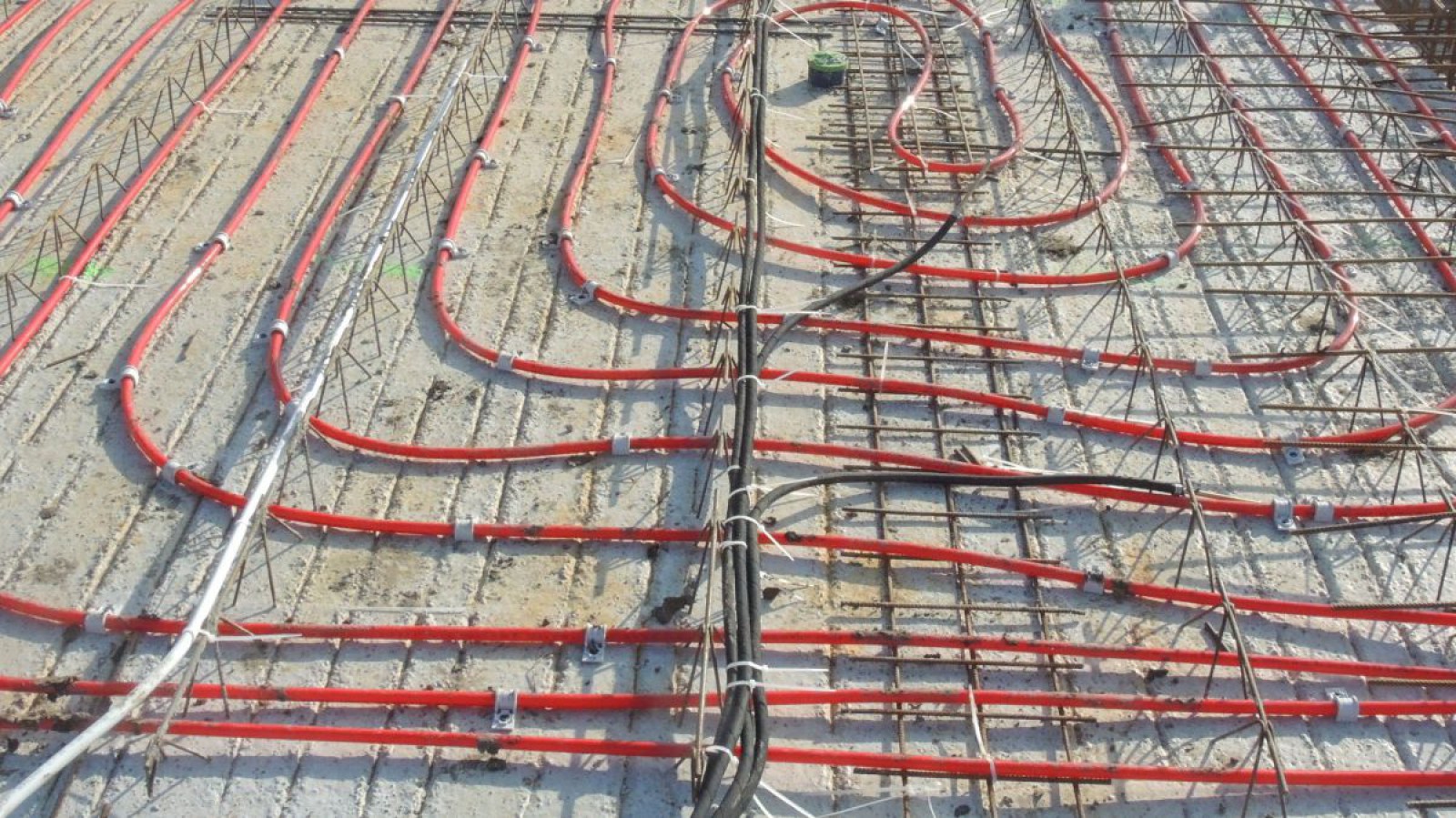 Fertigteil-Elementdecke mit eingelegten Heizungsleitungen, einen Tag bevor der Aufbeton gegossen wurde.