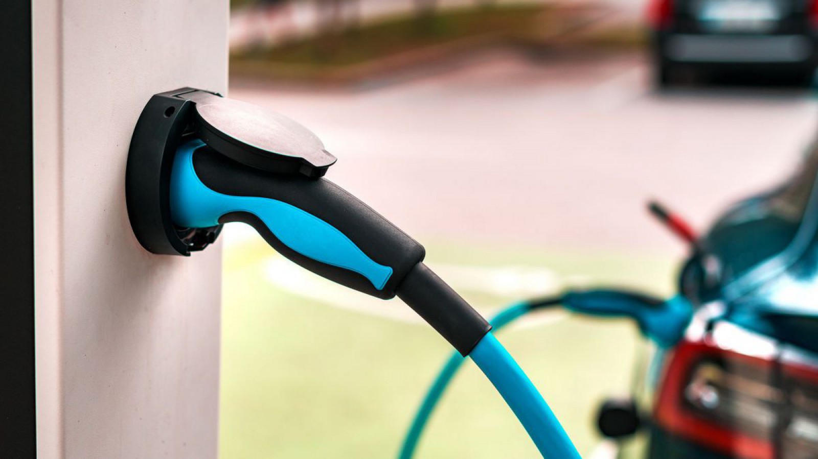 e-Auto an einer Lades&auml;ule
