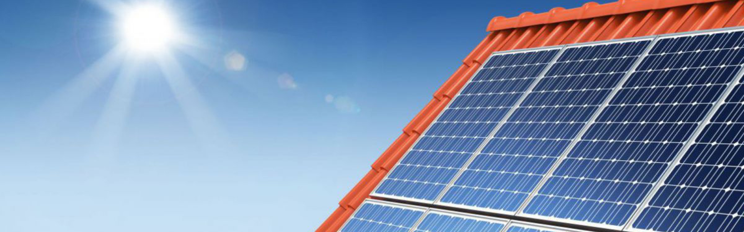 Photovoltaik-Paneele auf einem roten Dach