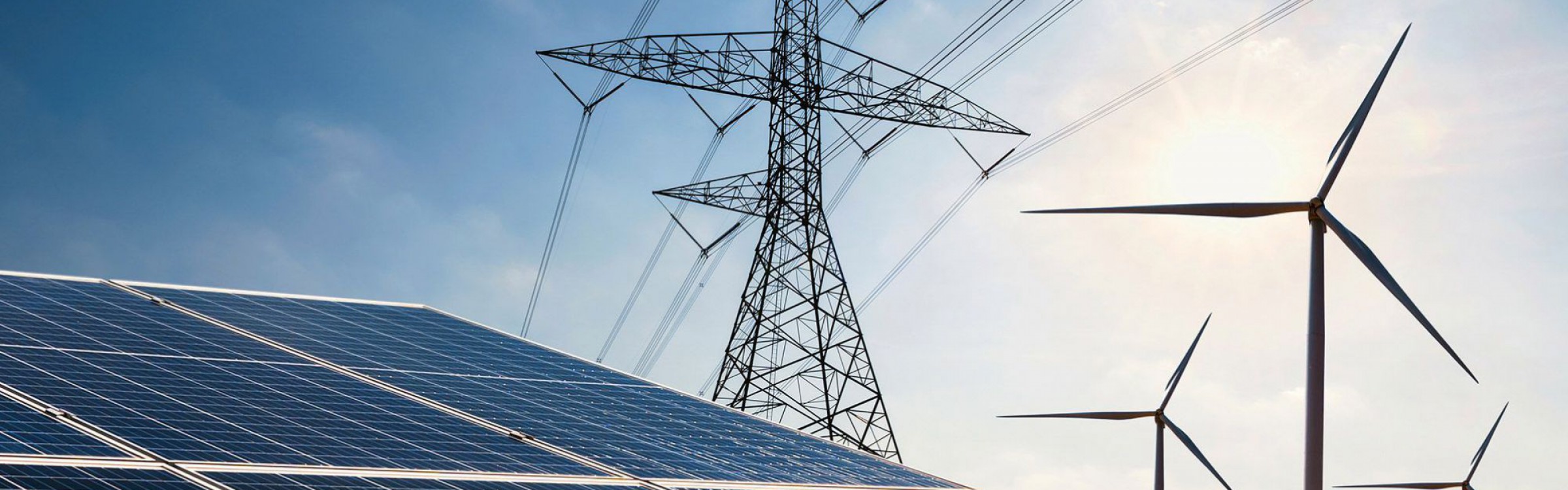 Photovoltaikanlage, Strommasten und Windr&auml;der
