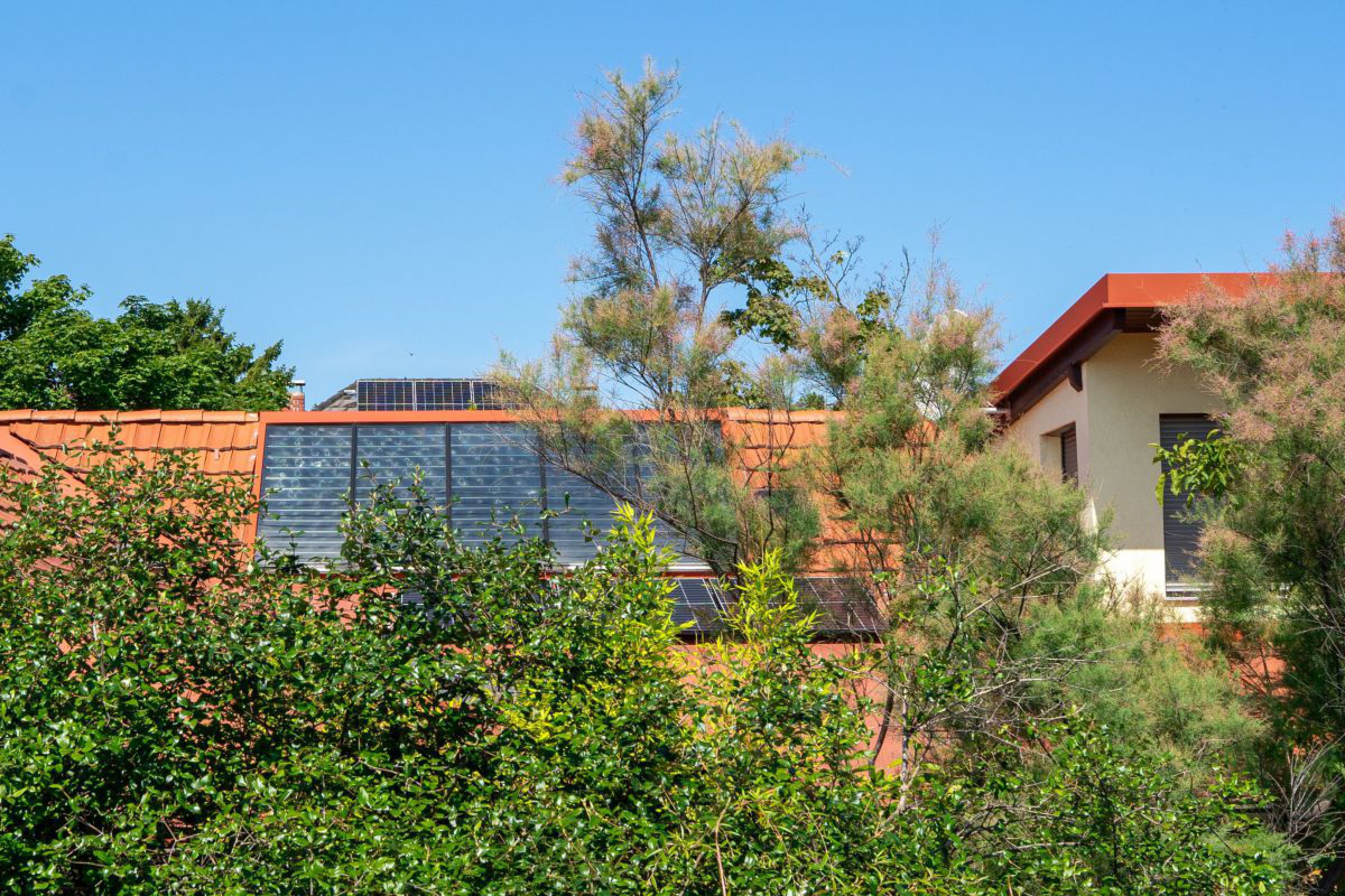 Dach mit Photovoltaikanlage am sanierten Haus der Fam. Trink