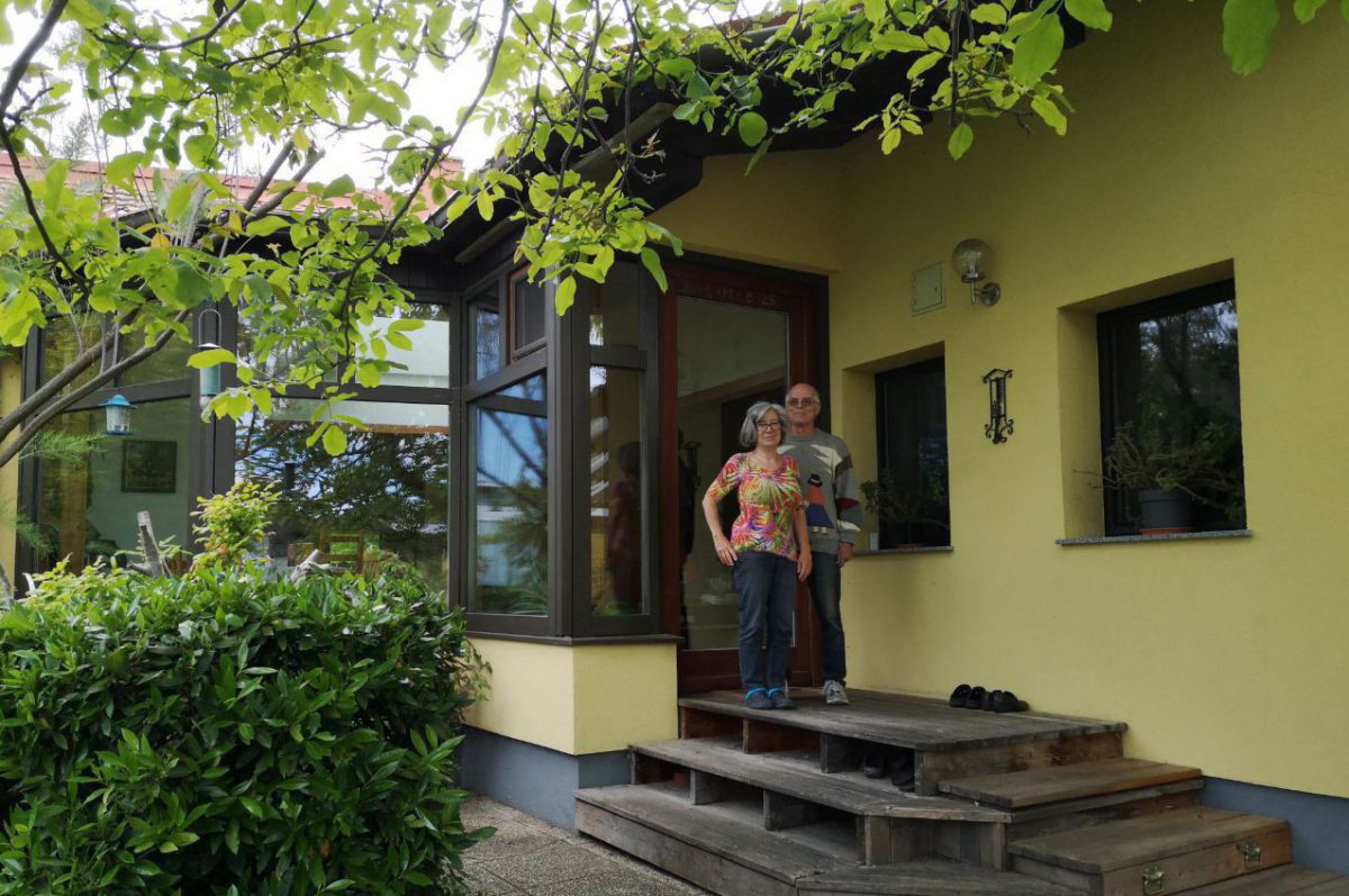Peter und Christine Trink vor ihrem sanierten Haus in Oberwaltersdorf