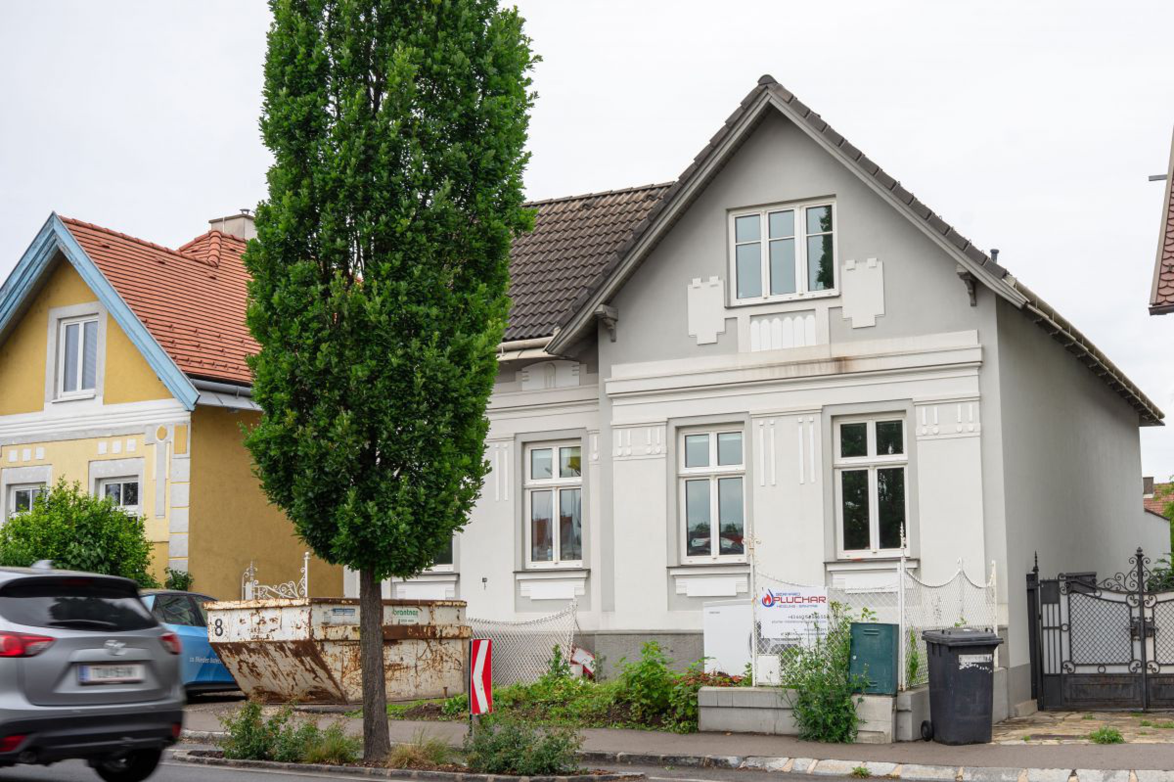 Außenansicht des in Sanierung befindlichen Altbaus