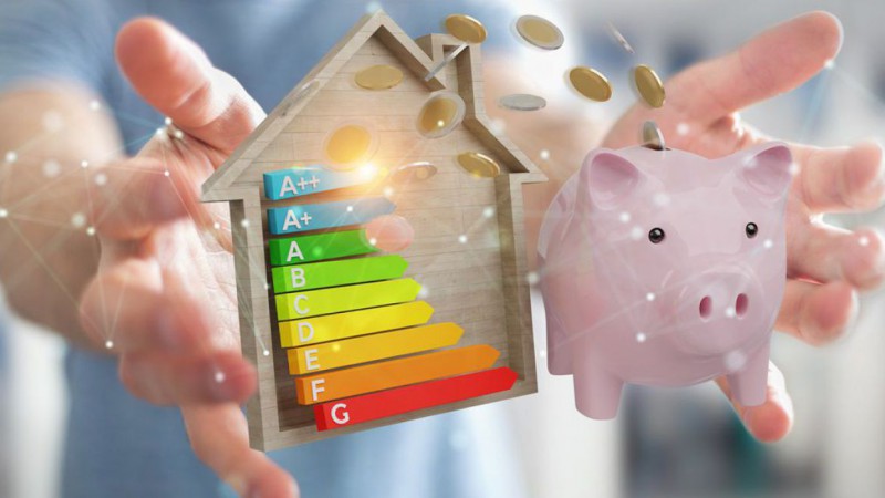 Smbolbild zum Energiesparen das den Geldfluss von der guten Energie-Effizienzklasse in ein Sparschwein zeigt