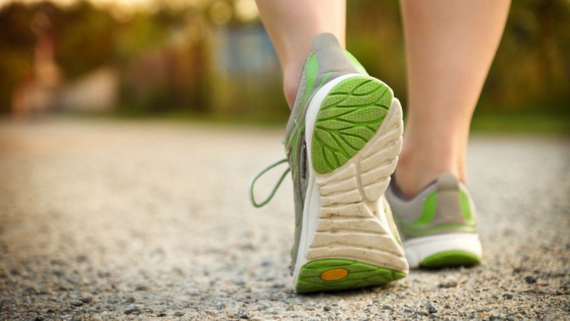 Frauenfüße mit Sportschuhen