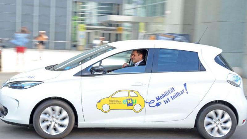 Carsharing Elektroauto beim Vorbeifahren