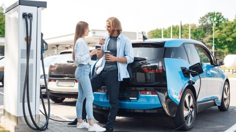 Kaffeepause während Auto geladen wird