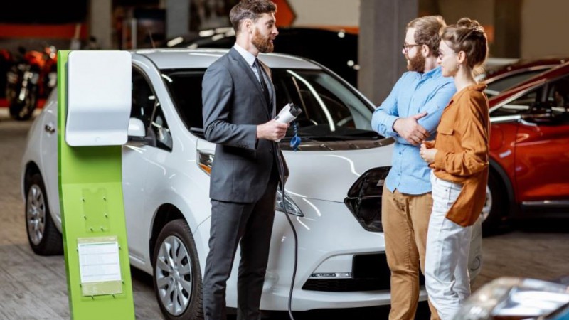 Paar lässt sich beraten beim Autokauf