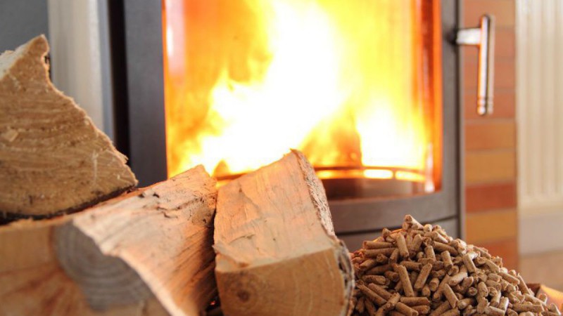 Kamin mit Holz und Pellets