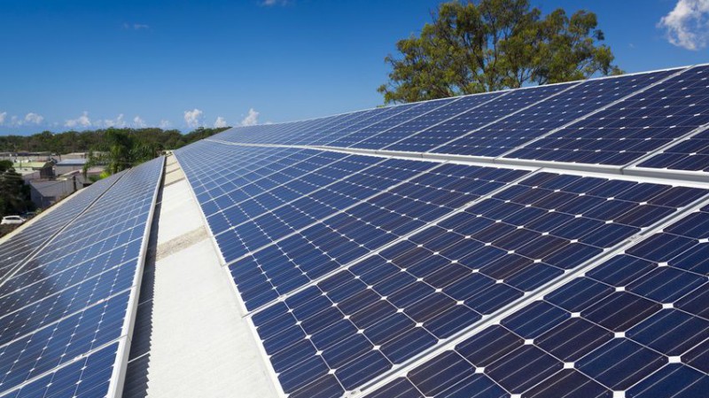 Photovoltaik-Anlage auf einem Dach bei Sonnenschein