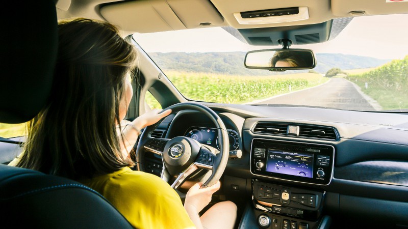 frau-faehrt-elektroauto