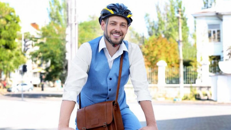 Radfahrer mit Helm 